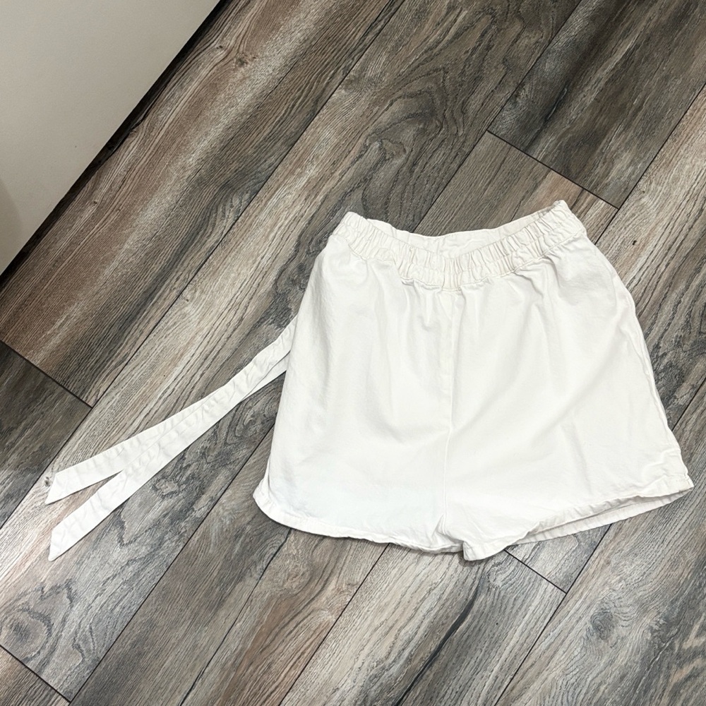 White Mini Skort (S) with Belt Detail. - Picture 6 of 6